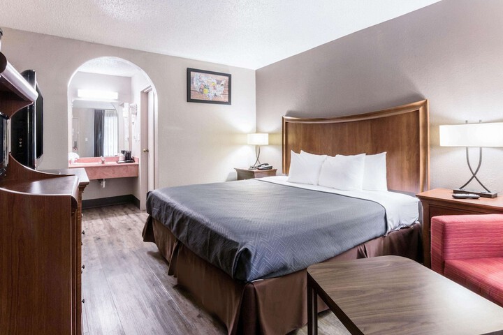 1 King Bed (16 of 23)