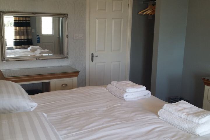 Room 2 of 77
