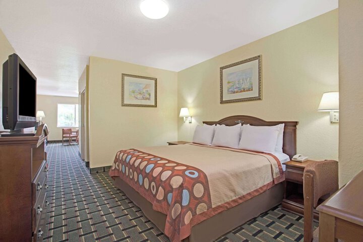 1 King Bed (7 of 10)
