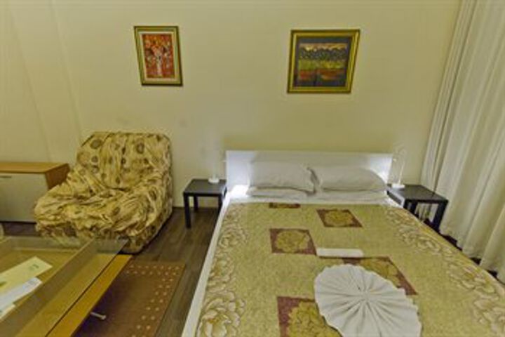 Room 13 of 27