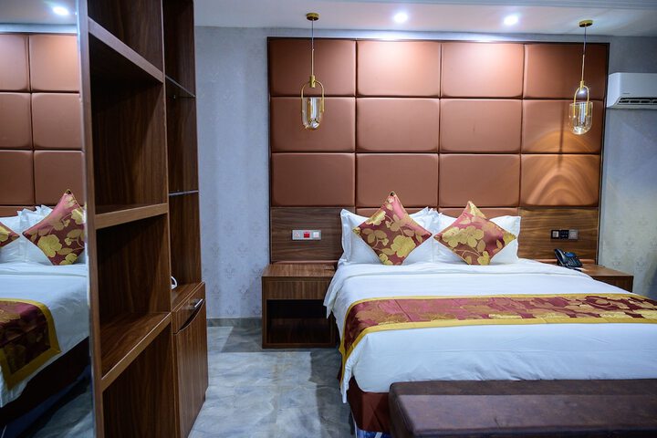 Room 15 of 166
