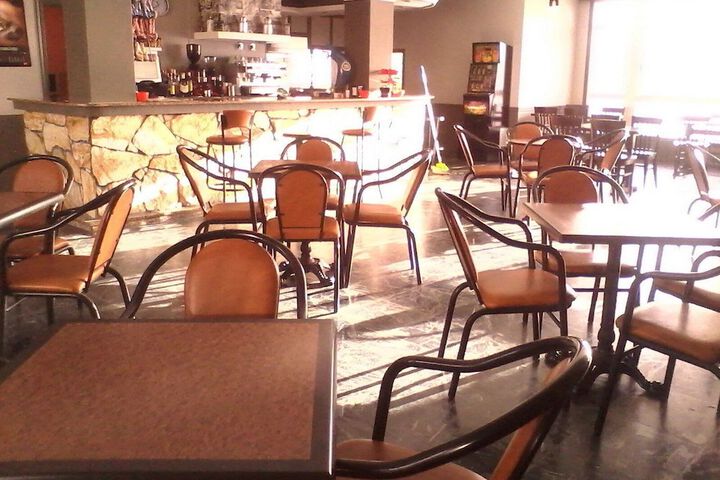 Dining 3 of 8