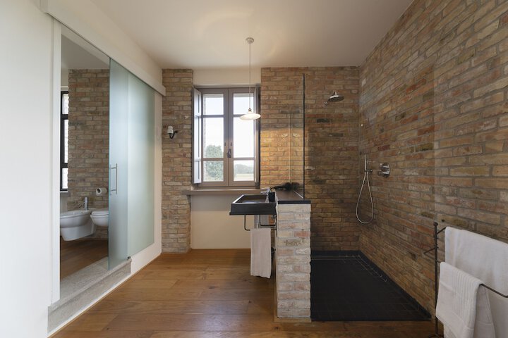 Room 9 of 42