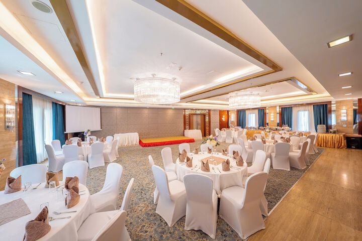 Ballroom/Hall 41 of 53
