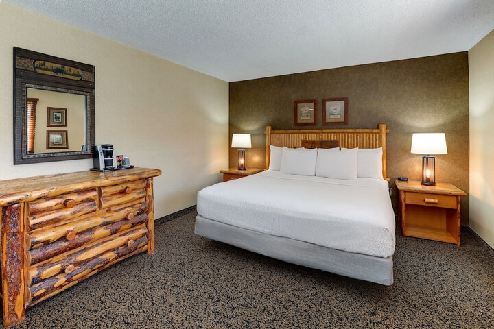 Deluxe King Bed (9 of 10)