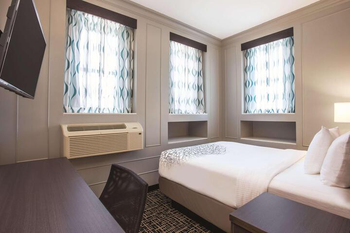 1 Queen Bed City View (4 of 13)