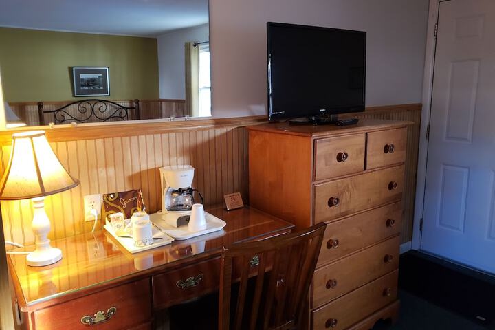 Basic Room 1 Queen Bed (5 of 18)