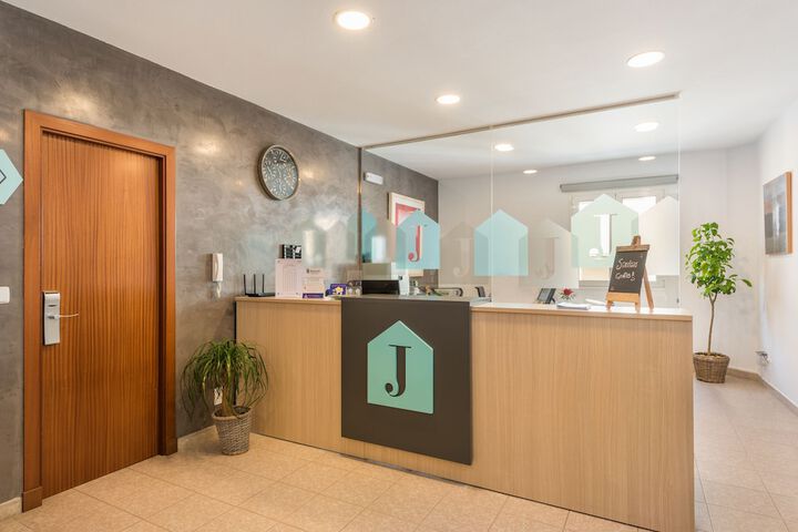 Concierge desk