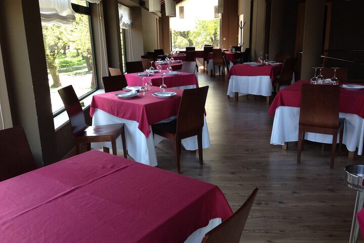 Dining 9 of 16