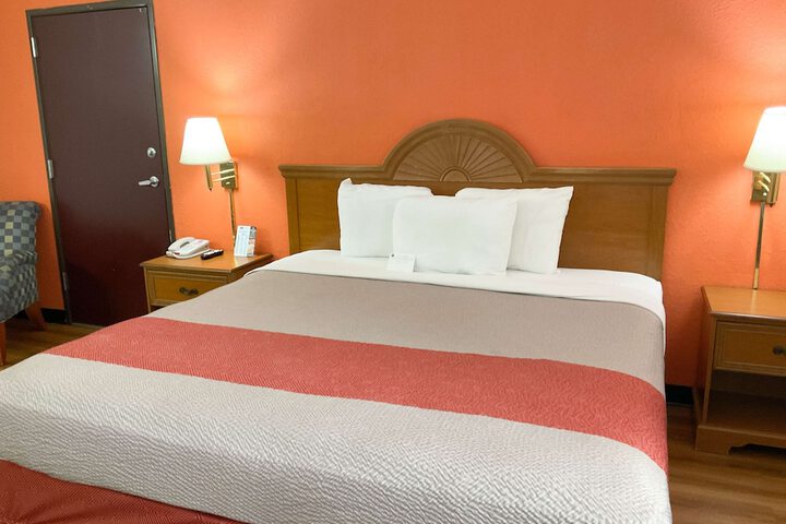 1 King Bed (5 of 5)