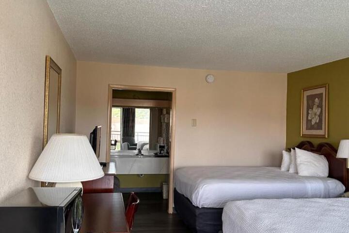 2 Double Beds (8 of 17)