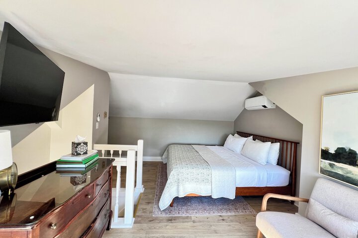 Room 33 of 106