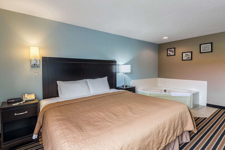 1 King Bed (12 of 12)