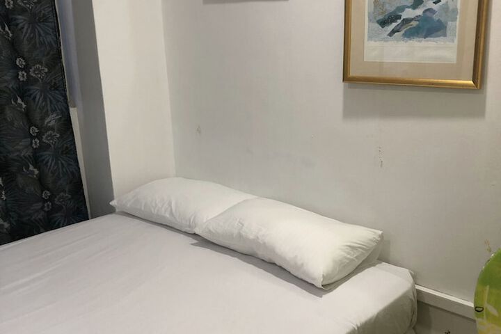 Room 25 of 28