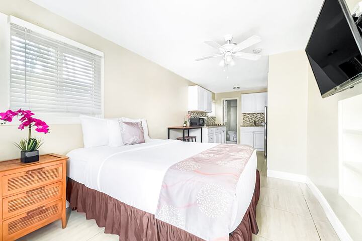 Studio Queen Size Bed (5 of 86)