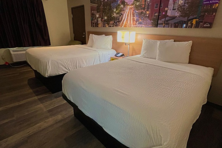 1 Queen Bed (4 of 23)