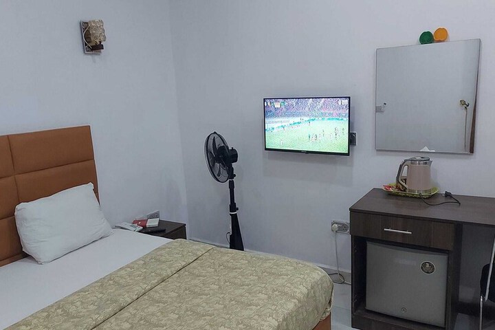Room 11 of 27