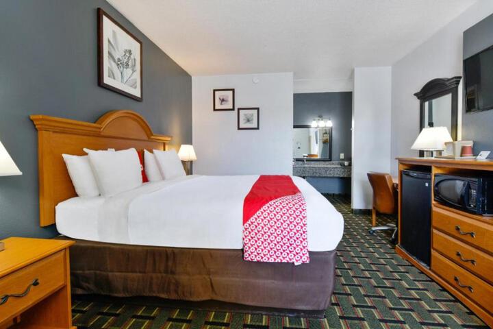 1 King Bed (3 of 16)