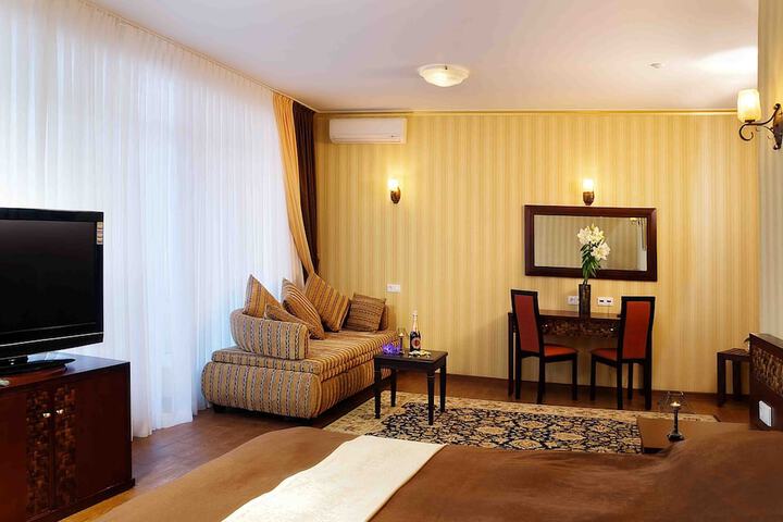 Room 8 of 38