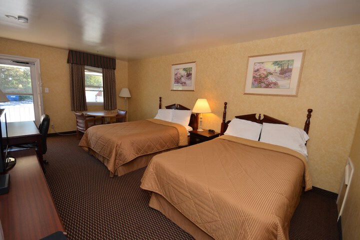 2 Double Beds (3 of 4)