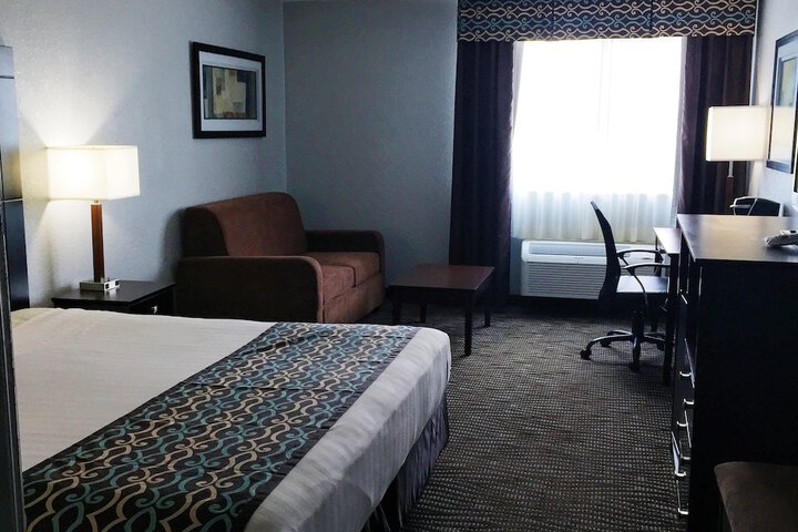 1 King Bed High Speed Internet Accessible Sofa Bed Microwave and Refrigerator Desk Full Breakfast (3 of 16)