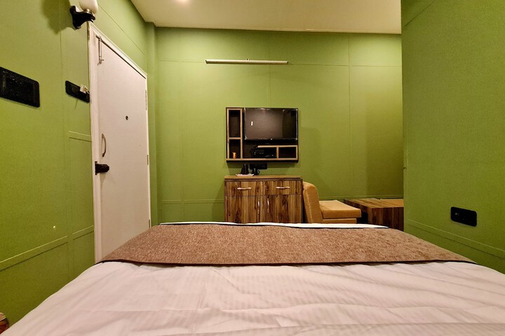 Room 5 of 13