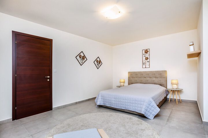 Room 5 of 72