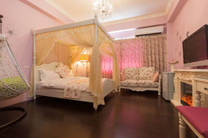 Room 4 of 43