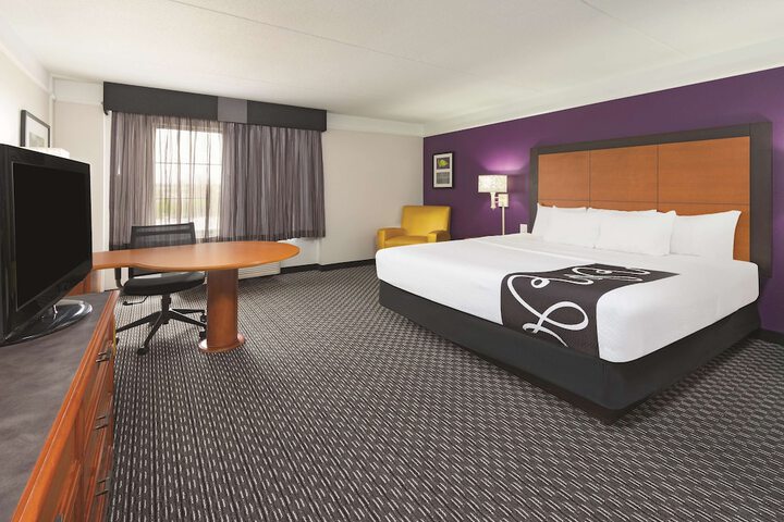 1 King Bed (10 of 18)