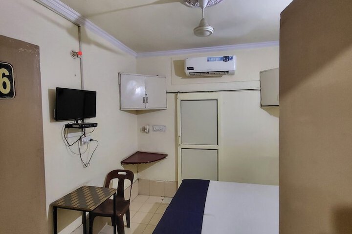 Room 8 of 12