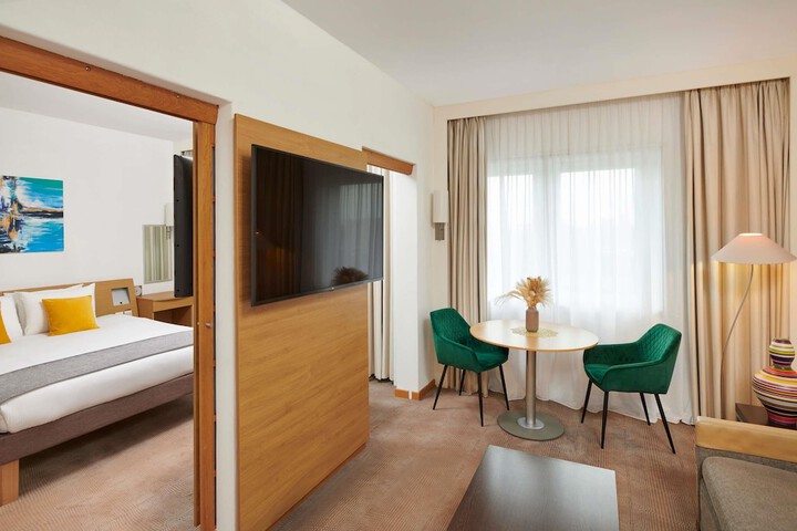 Room 22 of 100