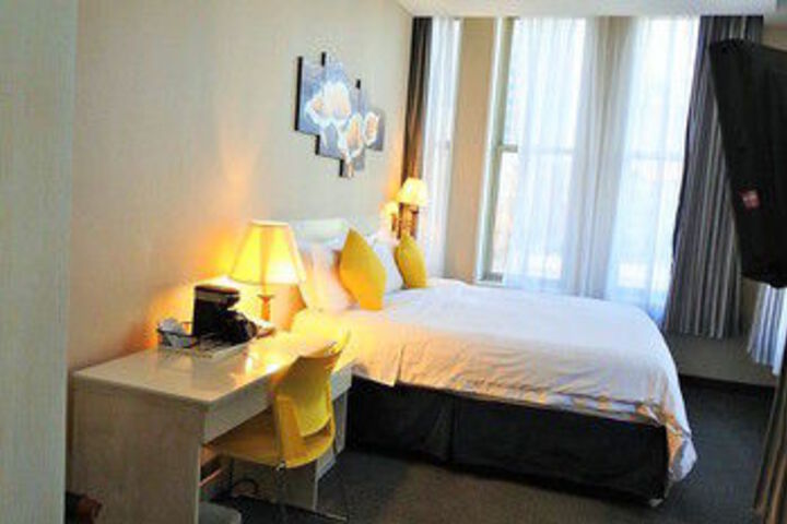 Room 10 of 32