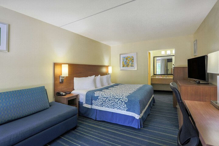 1 King Bed (1 of 8)