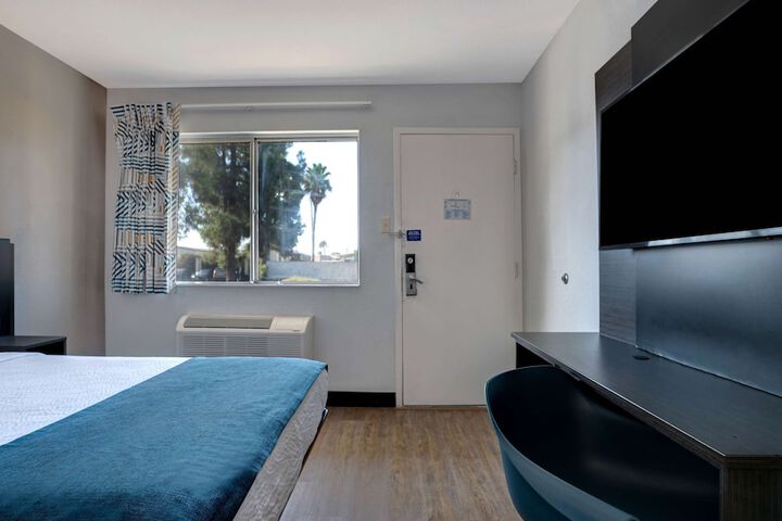 1 Queen Bed (3 of 10)