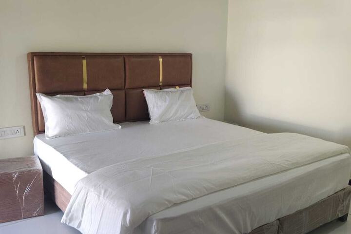 Room 8 of 10