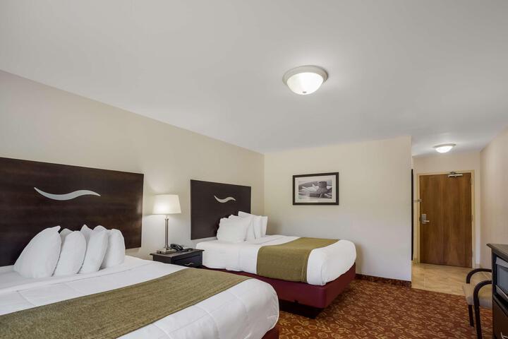 2 Queen Beds Flat Screen Television Microwave and Refrigerator, Continental Breakfast (6 of 18)