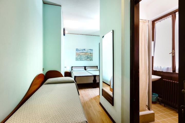 Room 10 of 33