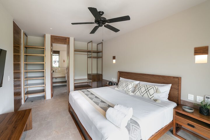 Room 4 of 79