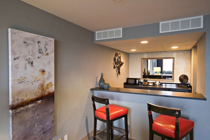 1 King 1 Bedroom Suite Mobility Accessible with Bathtub (10 of 11)