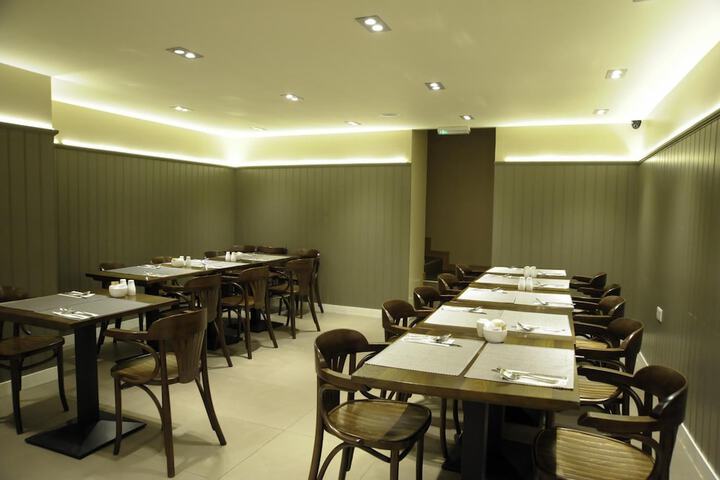 Dining 43 of 52