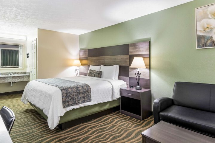 1 King Bed (4 of 4)
