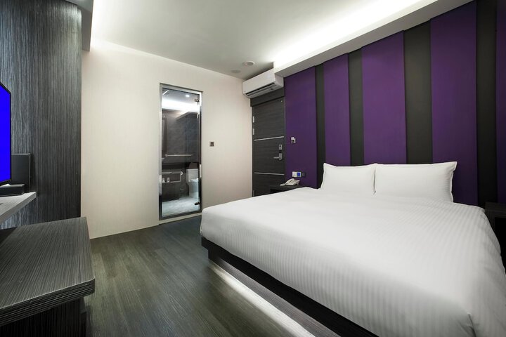 Room 13 of 28
