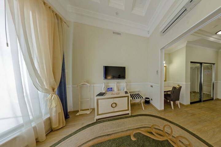 Room 27 of 76