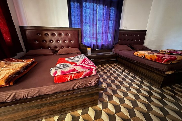 Room 4 of 12