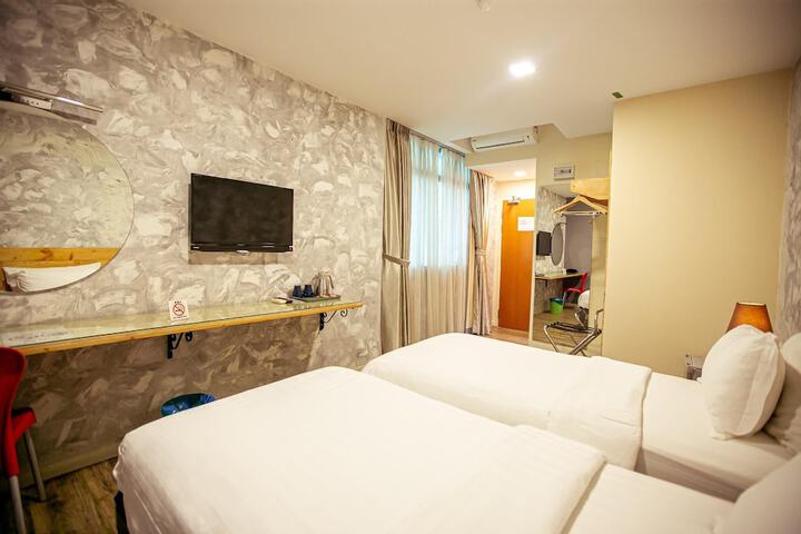 Room 13 of 34