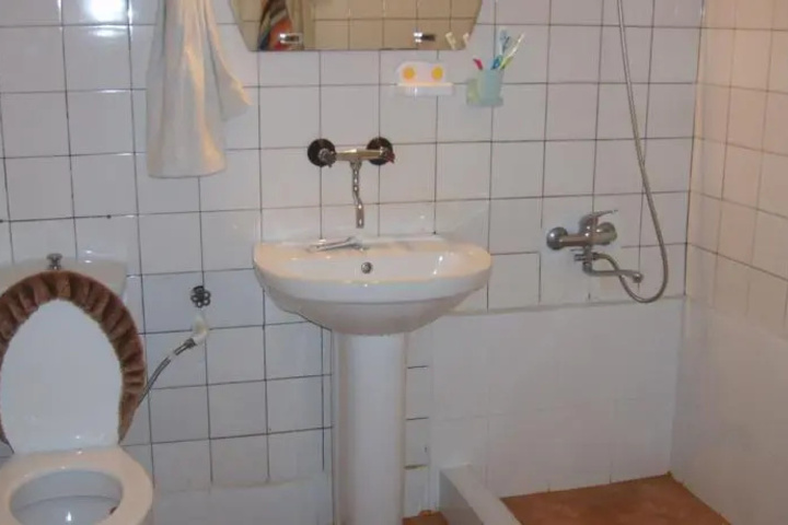 Room 4 of 9