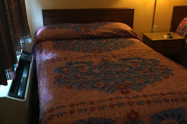 Room 8 of 16