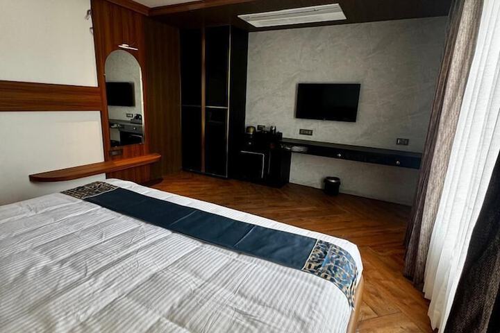 Room 4 of 30