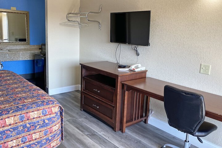 1 King Bed (6 of 15)