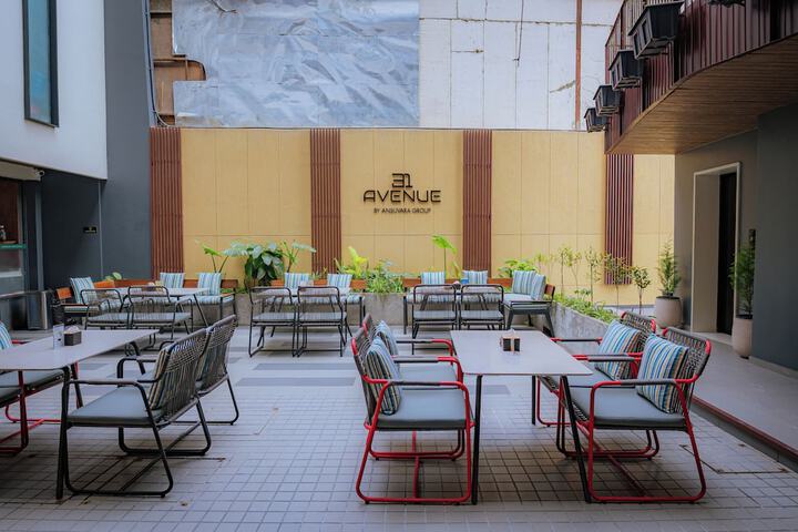 Dining 17 of 18